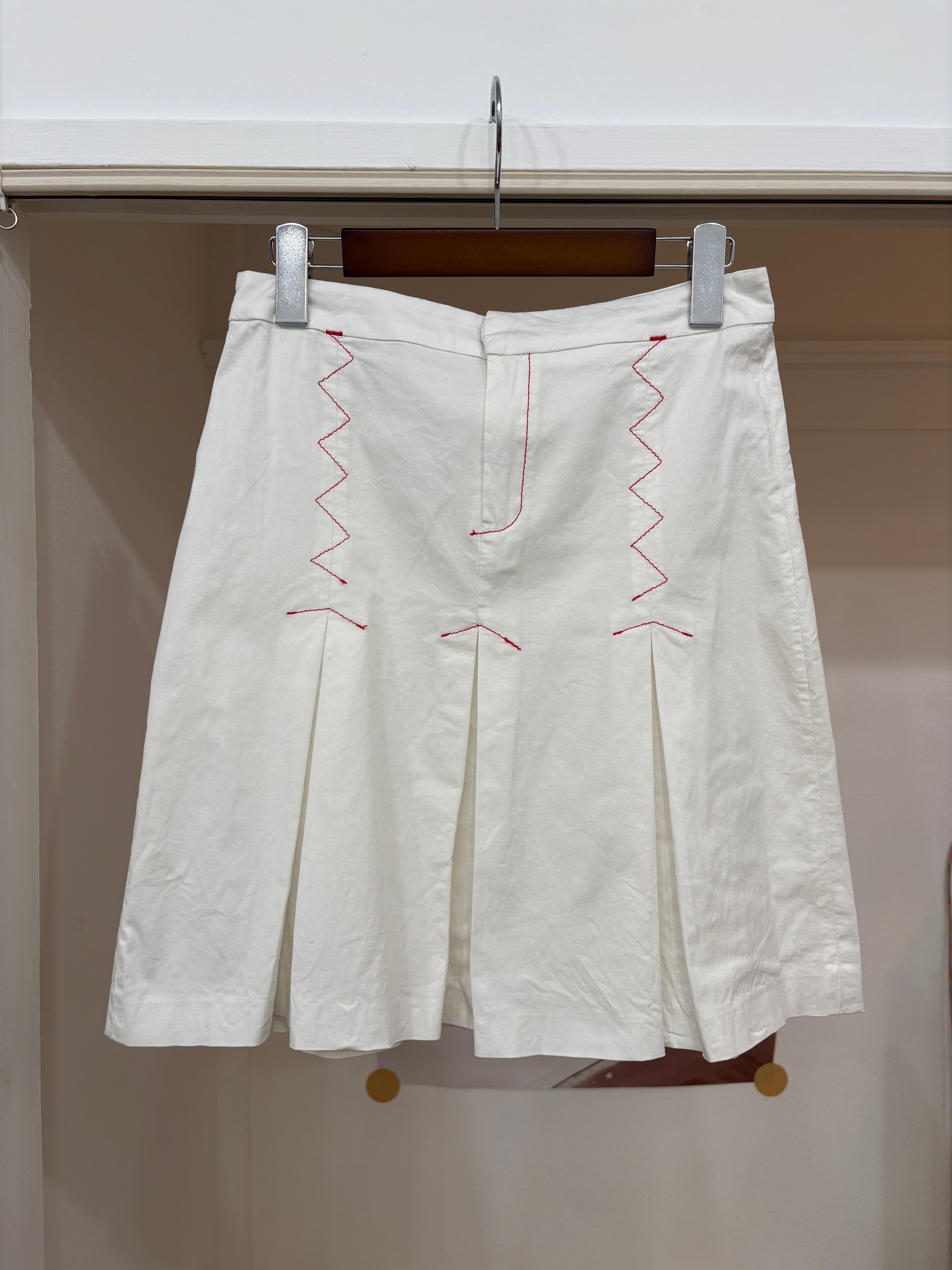 white stitch pleats skirt